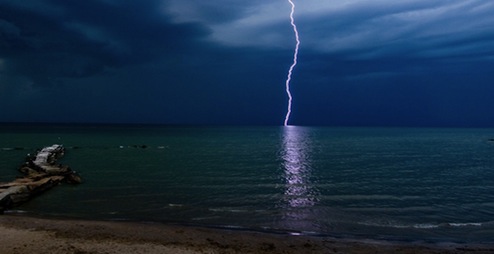 picture of lightning on the water